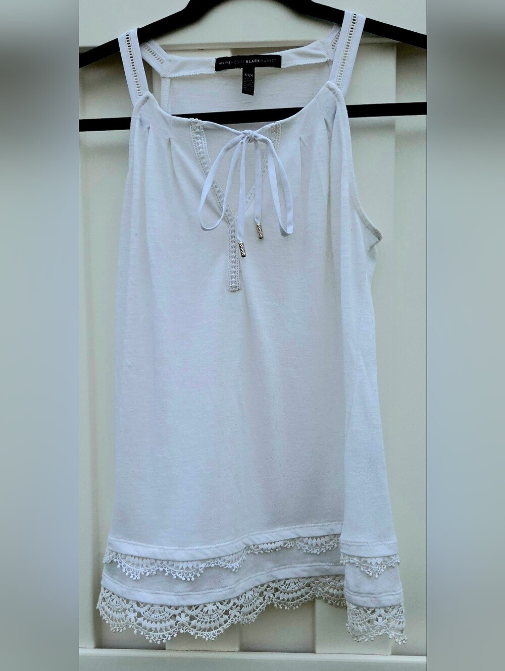 White House Black Market White Sleeveless Tie-Detail Tank with Lace Hem Size XXS